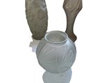 trois vases posés l'un à côté de l'autre sur une surface blanche