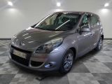 la photo d'une voiture argentée garée dans un garage
