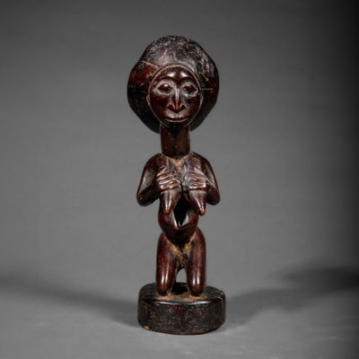 Figure d'ancêtre destinée à renforcer le maternité style Lub…