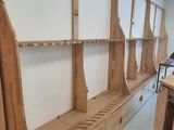 un long banc en bois au milieu d'une pièce