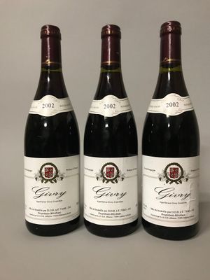 trois bouteilles de vin rouge sont alignées sur une table