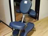 un fauteuil de massage bleu posé à même le sol devant un miroir
