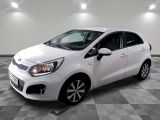 la petite voiture blanche est garée dans la pièce au sol en damier