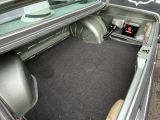 le coffre d'une voiture avec une radio à l'arrière