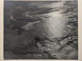 photographie en noir et blanc d'un plan d'eau sur lequel déferlent des vagues