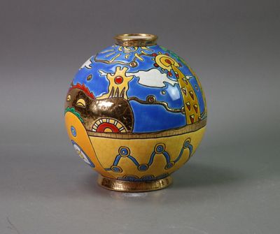 un vase bleu et jaune sur lequel est représenté un bateau