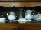 un vaisselier sur lequel sont disposés de nombreux plats et tasses