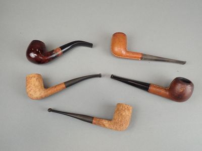 quatre types différents de tabacs à pipe alignés sur une table