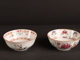 paire de bols chinois ornés de motifs floraux sur fond noir