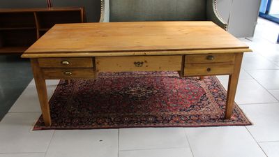 Grand Bureau plat en pin ouvrant par 4 tiroirs, pieds gaines…