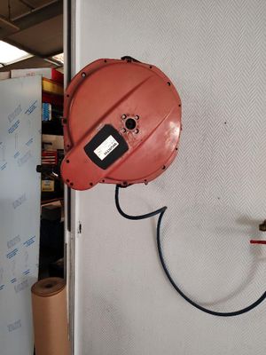 une photo d'un casque de chantier rouge accroché à un mur