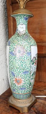 un vase posé sur une table avec une lampe dessus