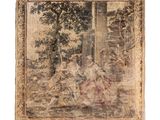 une ancienne tapisserie représentant une femme et un enfant dans un décor boisé