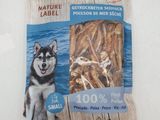 un sachet de friandises pour chien posé sur une table blanche