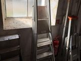une échelle appuyée contre une fenêtre dans une pièce