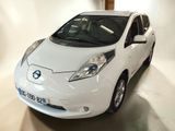 une photo d'une Nissan Leaf blanche dans un garage