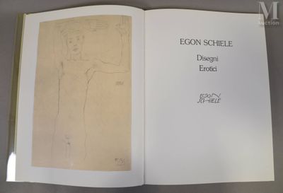 un livre ouvert sur lequel figure le dessin d'une femme