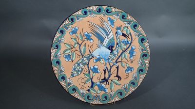 Important plat décoratif en céramique émaillée à décor d'un …