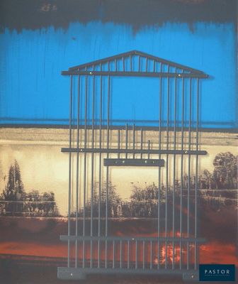une photo d'une cellule de prison avec un ciel bleu en arrière-plan