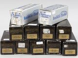 plusieurs boîtes de chocolat noir et blanc empilées les unes sur les autres