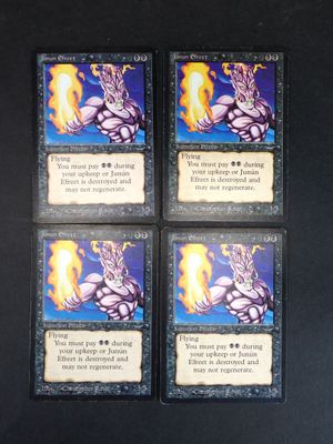 quatre cartes de jeu représentant un dragon, posées sur une table