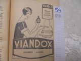 un vieux livre sur lequel figure l'image d'une femme tenant une bouteille de vin