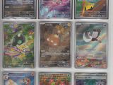 un gros plan sur une collection de cartes Pokémon dans une boîte