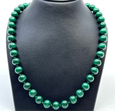 Collier en billes de malachites, fermoir en métal.