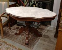 Table de milieu de forme violonée dessus de marbre blanc