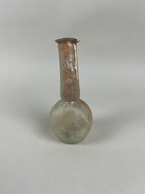 un petit vase en verre posé sur une table