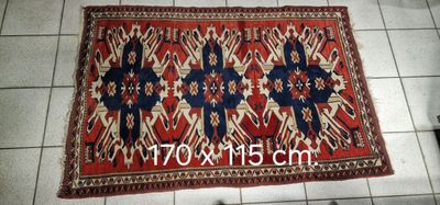 un gros plan d'un tapis posé sur un sol carrelé