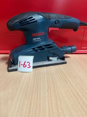 une ponceuse orbitale Black & Decker posée sur une table en bois
