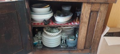 un placard contenant de nombreuses assiettes et bols