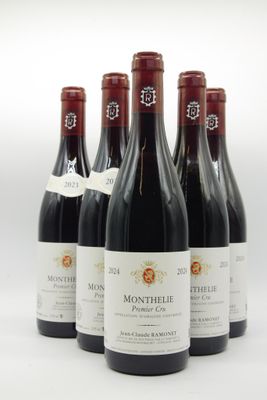 six bouteilles de vin rouge sont alignées sur une surface blanche