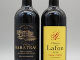 deux bouteilles de vin posées l'une à côté de l'autre sur une table