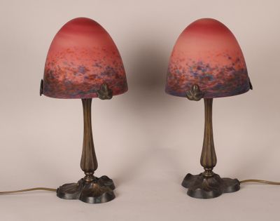 une paire de lampes en verre rouge posées sur une table
