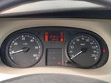 un gros plan du tableau de bord d'une voiture, avec un compteur de vitesse et des jauges