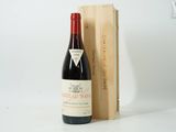 une bouteille de vin posée à côté d'une caisse en bois