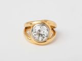 gros plan d'une bague en or avec un diamant blanc