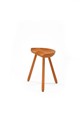 image d'un petit tabouret en bois sur fond blanc