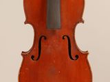 un vieux violon posé sur une surface blanche