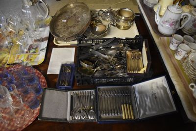 une table avec beaucoup d'argenterie