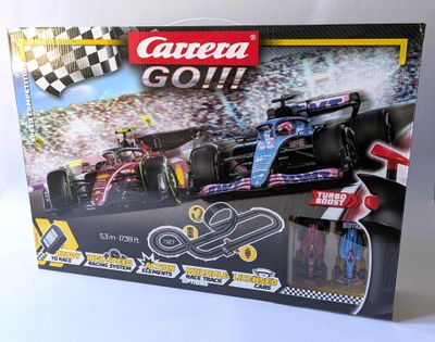 une boîte contenant une voiture de course jouet