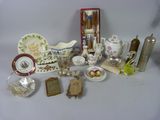 un grand nombre d'objets posés sur une table