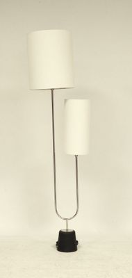 deux lampes posées sur une surface blanche