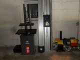 une machine qui se trouve à l'intérieur d'un bâtiment