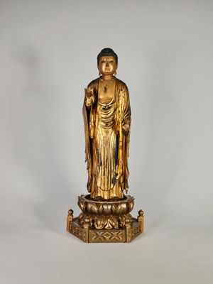 une image représentant une statue en or d'une personne debout sur un socle