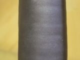 un vase noir orné d'une fleur, posé sur une table en verre