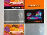 quatre brochures de couleurs différentes représentant une voiture sur un fond blanc