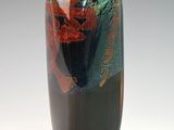 un vase noir orné d'un motif rouge et bleu